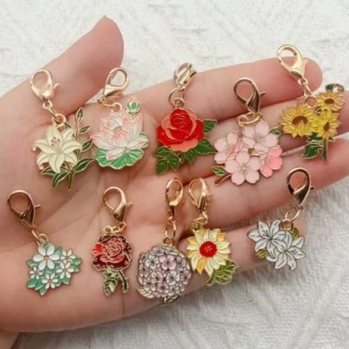 10 ชิ้น พวงกุญแจจี้ดอกไม้เคลือบสวยงาม, ชาร์มกระเป๋าหัวเข็มขัดล็อบสเตอร์ลายดอกไม้, เครื่องประดับกระเป๋าพฤกษศาสตร์ กุหลาบ เดซี่ บัว ผู้หญิง
