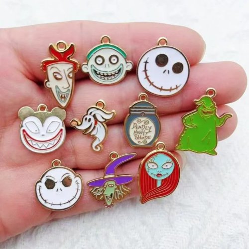10 Stück Emaille-Metallanhänger mit Halloween-Cartoon-Tieren für DIY Schmuckherstellung