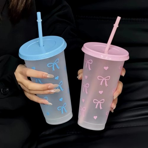 700 ml/24 oz Kunststoffbecher mit Schleife, Deckel & Strohhalm, auslaufsicher, Sommer-Kaltgetränkebecher, niedlicher Kaffeebecher, wiederverwendbarer Trinkbecher
