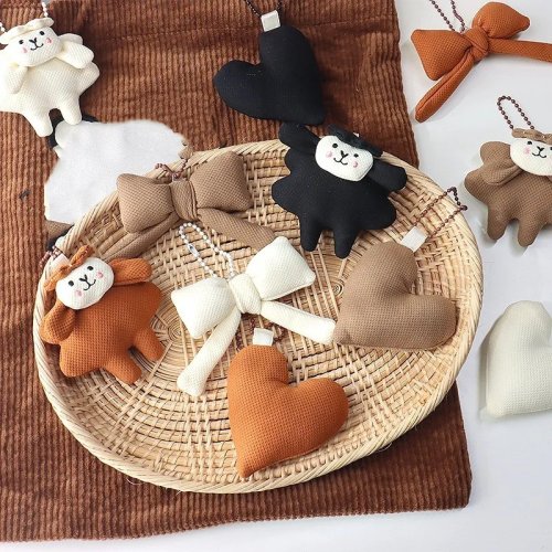 Llavero de cordero de peluche marrón con lazo y corazón para decorar bolsos, accesorio de regalo adorable