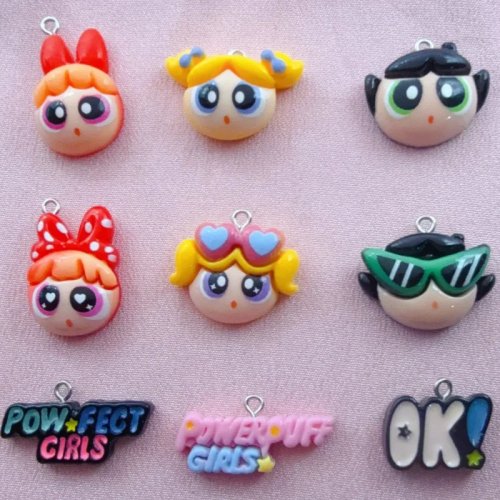 10pcs Accessoires de bijoux DIY en résine Fille de dessin animé Mignon anime Pendentif pour collier et bracelet