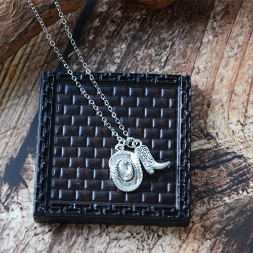 Collier avec pendentif chapeau de cowboy et bottes, bijou tendance denim