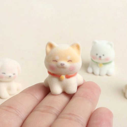3D フロッキング加工の犬フィギュア、かわいい子犬のレジン置物、デスクデコレーション、カーデコ