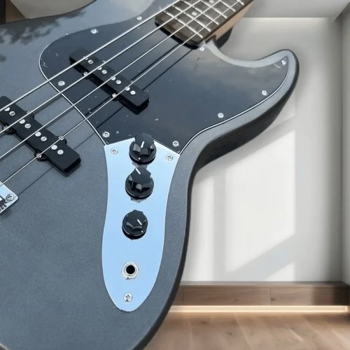 Guitar bass 4 dây, hoàn thiện bóng xám đậm kim loại, pickguard đen, bass cho người mới