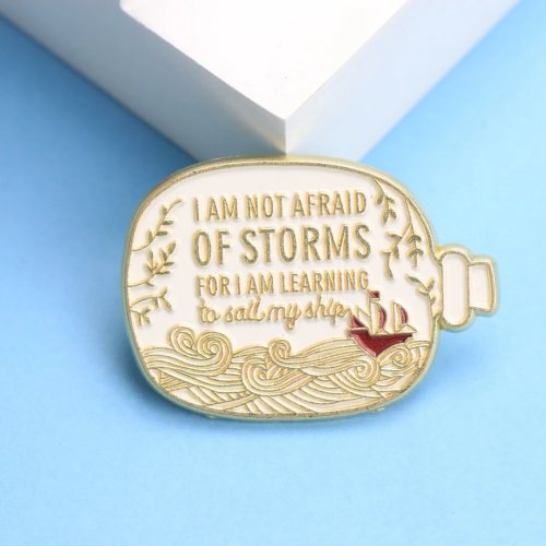 Емалевий значок I AM NOT AFRAID OF STORMS - Морський панк-значок з вітрильником на рюкзак подарунок DIY