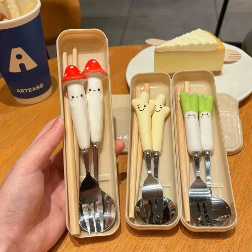 Posate in ceramica e acciaio inossidabile con disegno cipollotto cartone animato, cucchiai e forchette creativi per la casa, regalo di compleanno per bambini e bambine