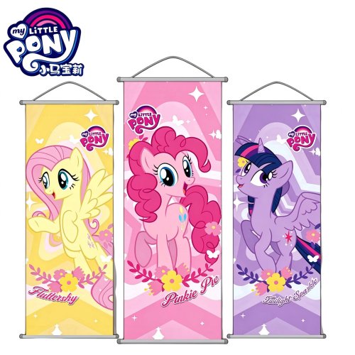 Plakat zwijany My Little Pony od Hasbro – tkaninowa dekoracja ścienna z Pinkie Pie, Rainbow Dash i Rarity