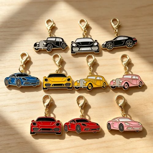 10個 レトロスポーツカー キーホルダーチャーム – カラフルなエナメル金属製ペンダント カニカン付き バッグ用