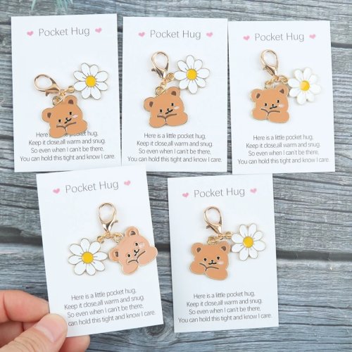 5 cái Móc Khóa Gấu Hoa Dễ Thương kèm Thẻ Ôm Bỏ Túi, Hoàn Hảo làm Quà Tặng Khích Lệ