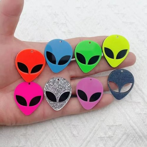 10pz Ciondolo Alien in Acrilico Doppio Strato Crema per Cover Cellulare e Orecchini Fai da Te