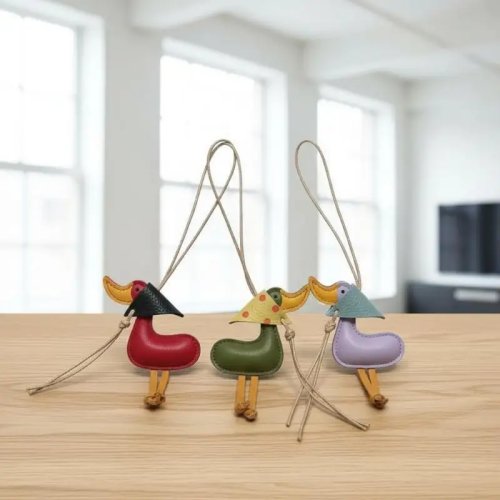マフラー巻きアヒル キーホルダー 1個 – かわいいレザーバッグチャーム＆カーキーホルダー、アニマルアクセサリー