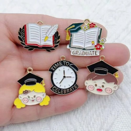 10 unid. Acessórios de bijuteria em liga com esmalte gota de óleo, livro e chapéu de finalista, para DIY colares, brincos, pingentes e porta-chaves