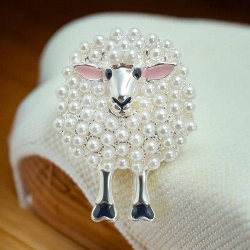 Broche vintage en forme de mouton strass et perle pour femme – épingle élégante pour tenue quotidienne