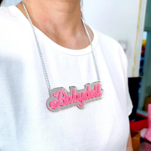 Collar con Colgante KUGUYS Babydoll Babygirl para Mujer, Letras Rosa Purpurina Acrílico Espejo Color Plata Bisutería