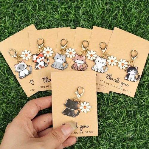 7/14-delige set sleutelhangers met schattige cartoonkat en madeliefje, met inspirerende bedankkaartjes, stijlvolle dieren- en bloemenhangers, voor autosleutels en tassen — een attent cadeau voor familie en vrienden